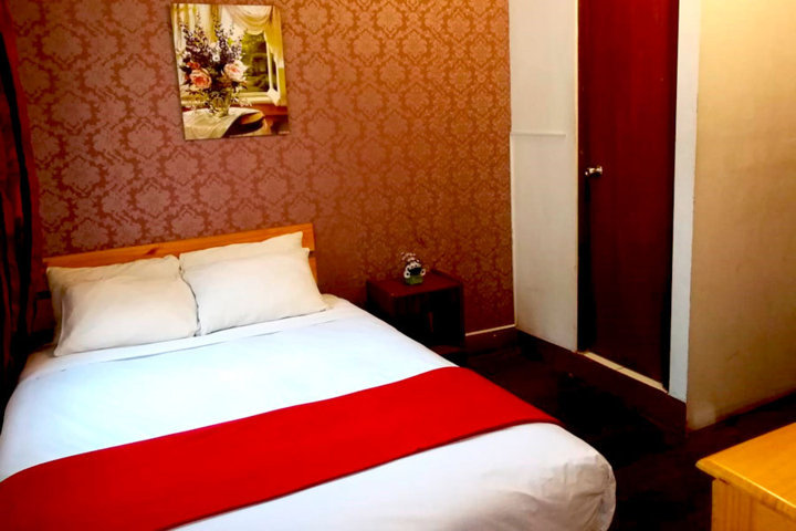 Matrimonial Ensuite in Hostel Pirwa Lima, 