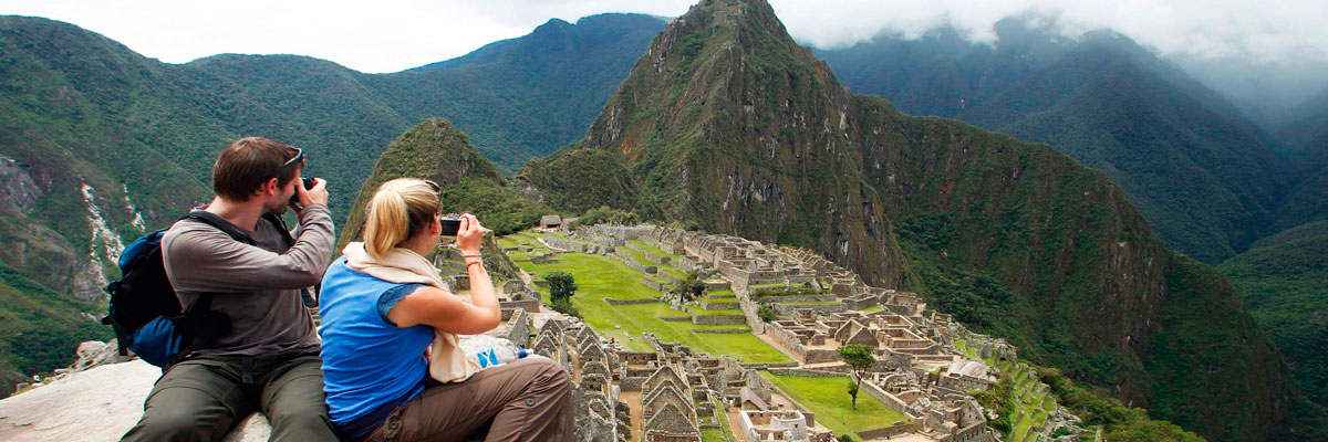 Tour Machu Picchu + Montaña de 7 Colores + Valle Rojo 5D/4N en Cusco
