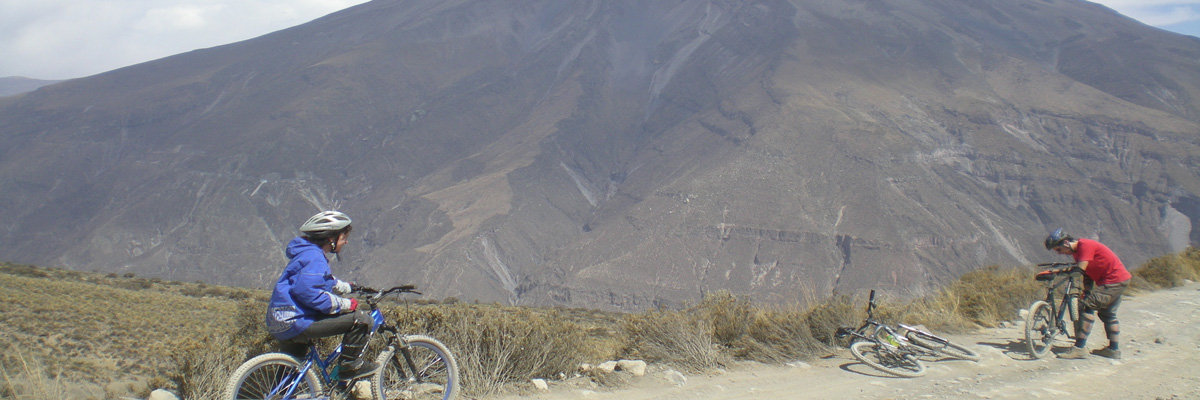 Descendo de Bicicleta o Vulcão El Misti em Arequipa