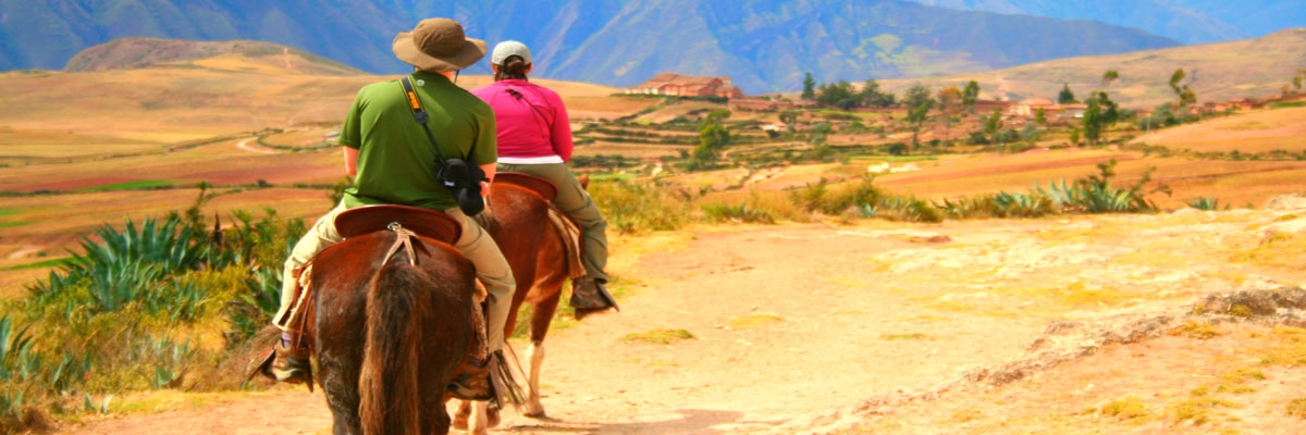 Cavalgada nos arredores de Sacsayhuaman em Cusco