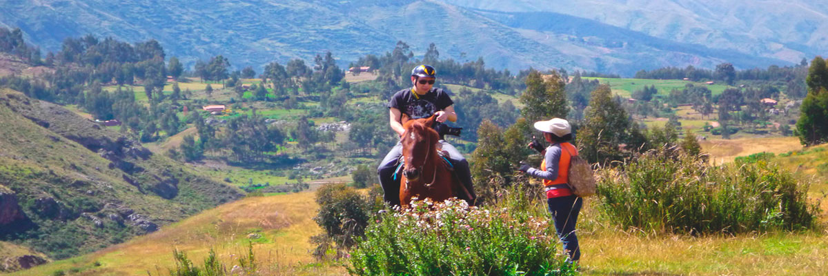 Cavalgada nos arredores de Sacsayhuaman em Cusco